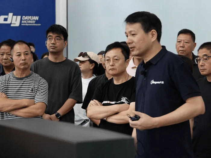 Ningbo Printing Association delegation inspecting Zhejiang Dayuan Machinery factory