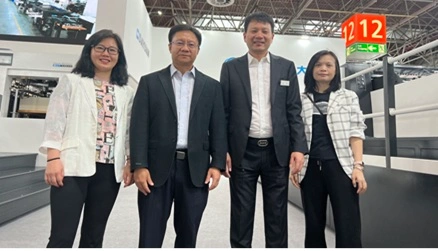 Group photo of Dayuan customers