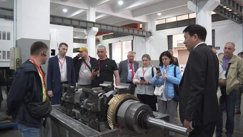 Russian-Packaging-Industry-Delegation-Inspects-Dayuan-Machinery
